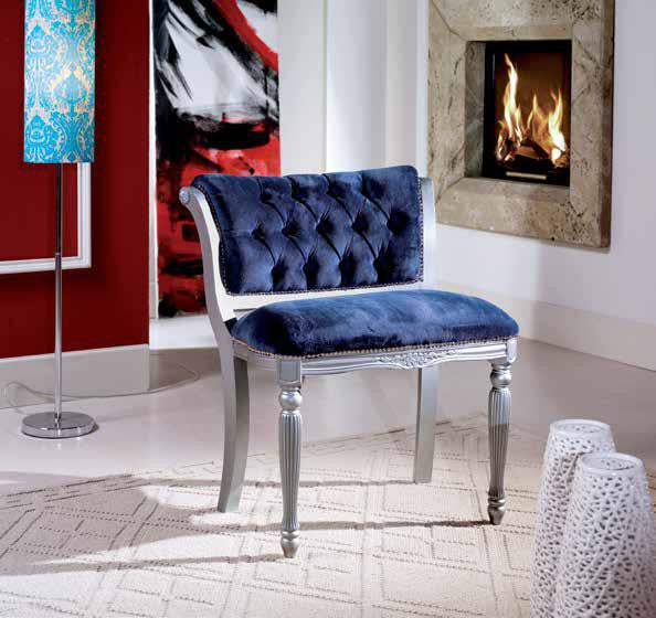 Poltrona imbottita argento in legno intagliata con fregi