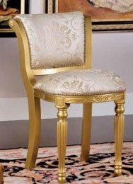 Poltrona imbottita in legno massello intagliata laccato oro