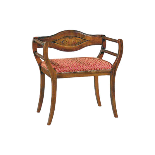 Poltrona imbottita in legno massello intagliata con decori