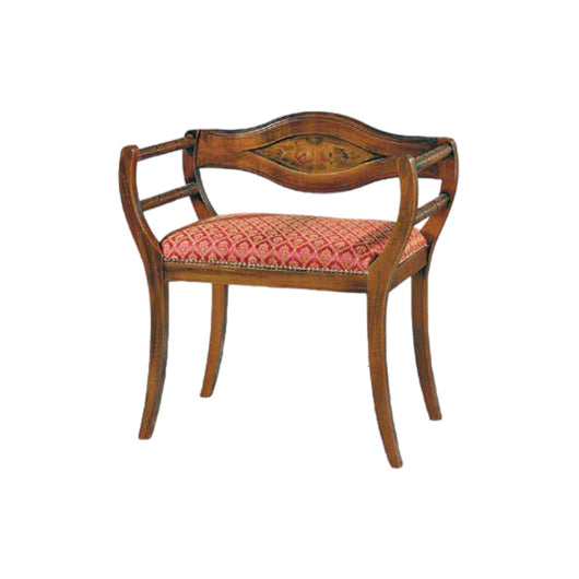 Poltrona imbottita in legno massello intagliata con decori