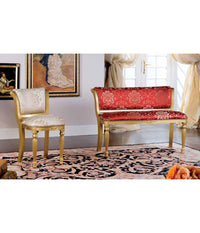 Poltrona imbottita in legno massello intagliata laccato oro