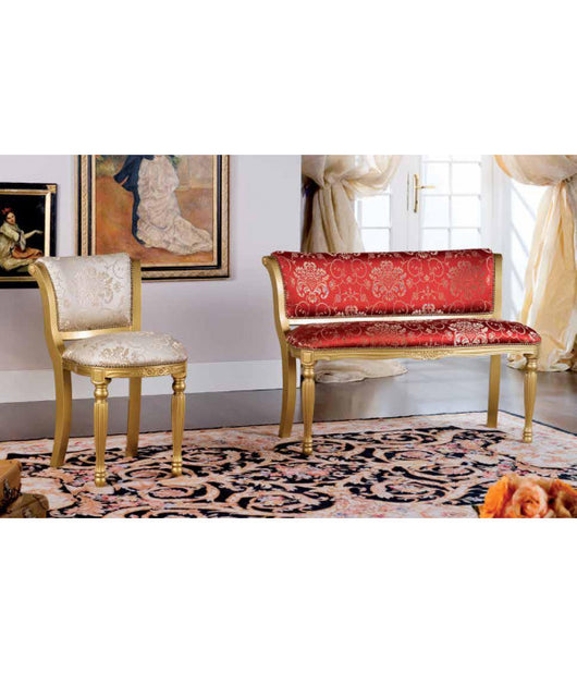 Poltrona imbottita in legno massello intagliata laccato oro