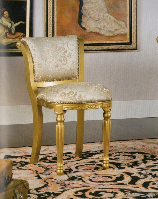 Poltrona imbottita in legno massello intagliata laccato oro