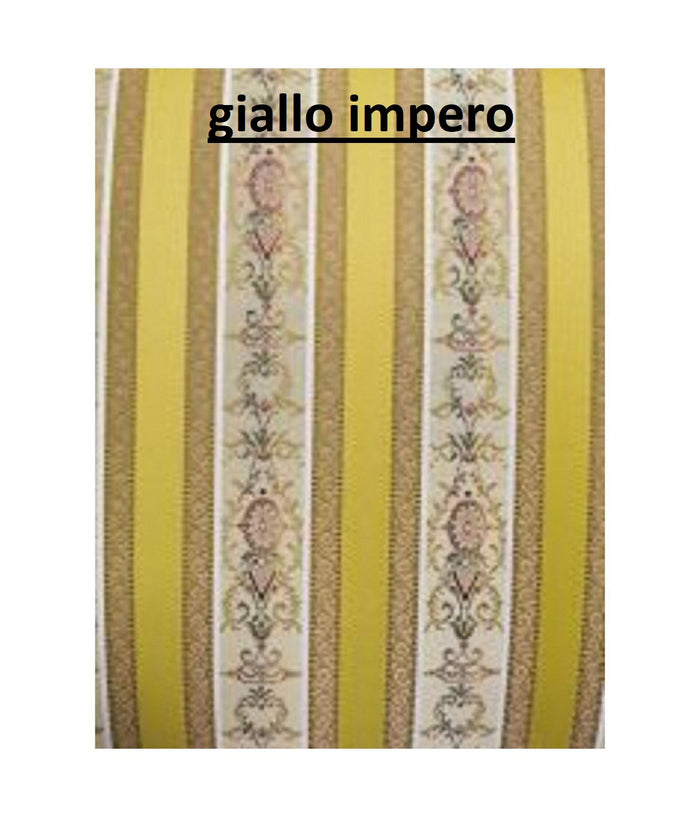Poltrona imbottita shabby in legno massello intagliata con fregi