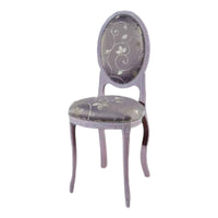 Sedia imbottita lilla in legno massello intagliata con fregi