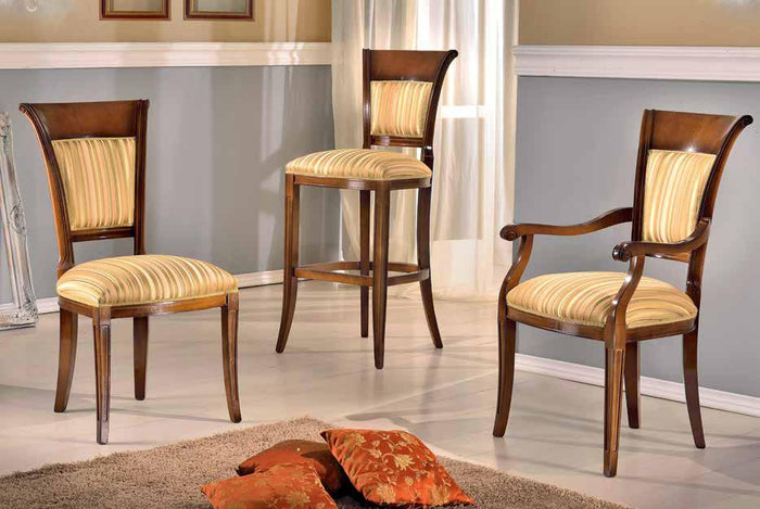 Capotavola imbottito in legno massello intagliata con fregi