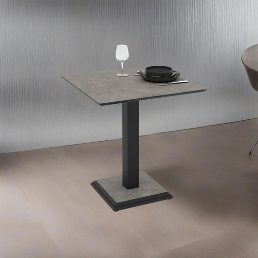 Tavolo Quadrato Carvel grigio cemento: Eleganza e Stile Distintivo per Ogni Spazio 68x68x75H