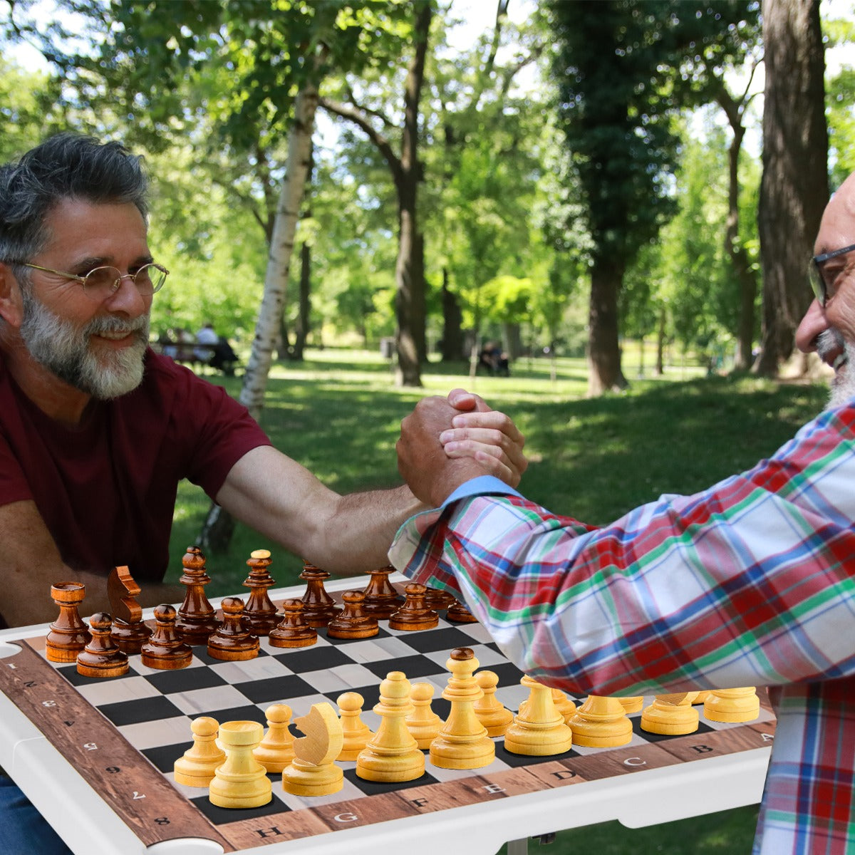 Tavolo da scacchi pieghevole da 90 cm con tappetino rimovibile-Tavolo quadrato portatile in plastica con portabicchieri e manico per feste e campeggio