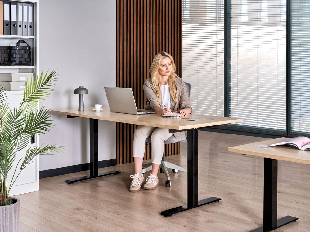 Scrivania regolabile in altezza elettricamente nero 180 x 72 cm Struttura in acciaio verniciato a polvere