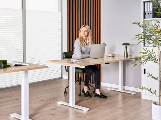 Scrivania regolabile in altezza elettricamente bianco 180 x 72 cm Struttura in acciaio verniciato a polvere