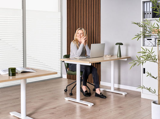 Scrivania regolabile manualmente bianco e marrone chiaro 180 x 60 cm Struttura in acciaio verniciato a polvere