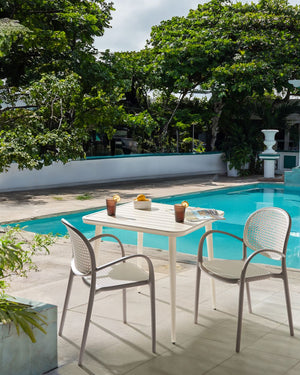 Set di 2 sedie da pranzo in plastica marrone chiaro per giardino e cucina all'aperto dal design retrò