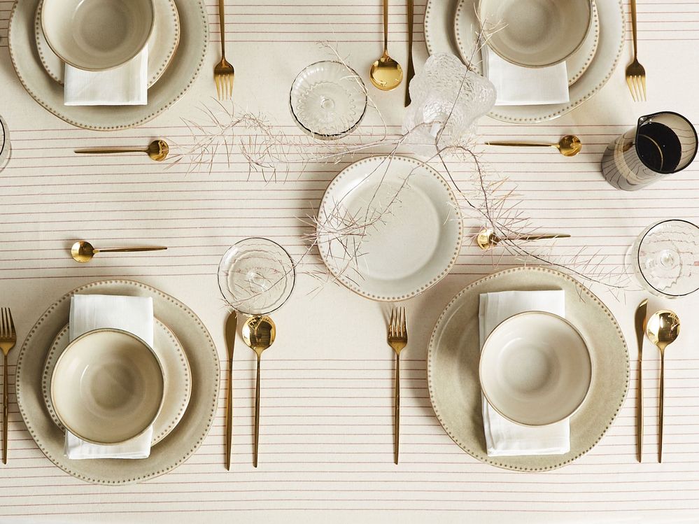 Set di 24 stoviglie in gres caolino beige chiaro fatto a mano con smalto reattivo Cucina Sala da pranzo