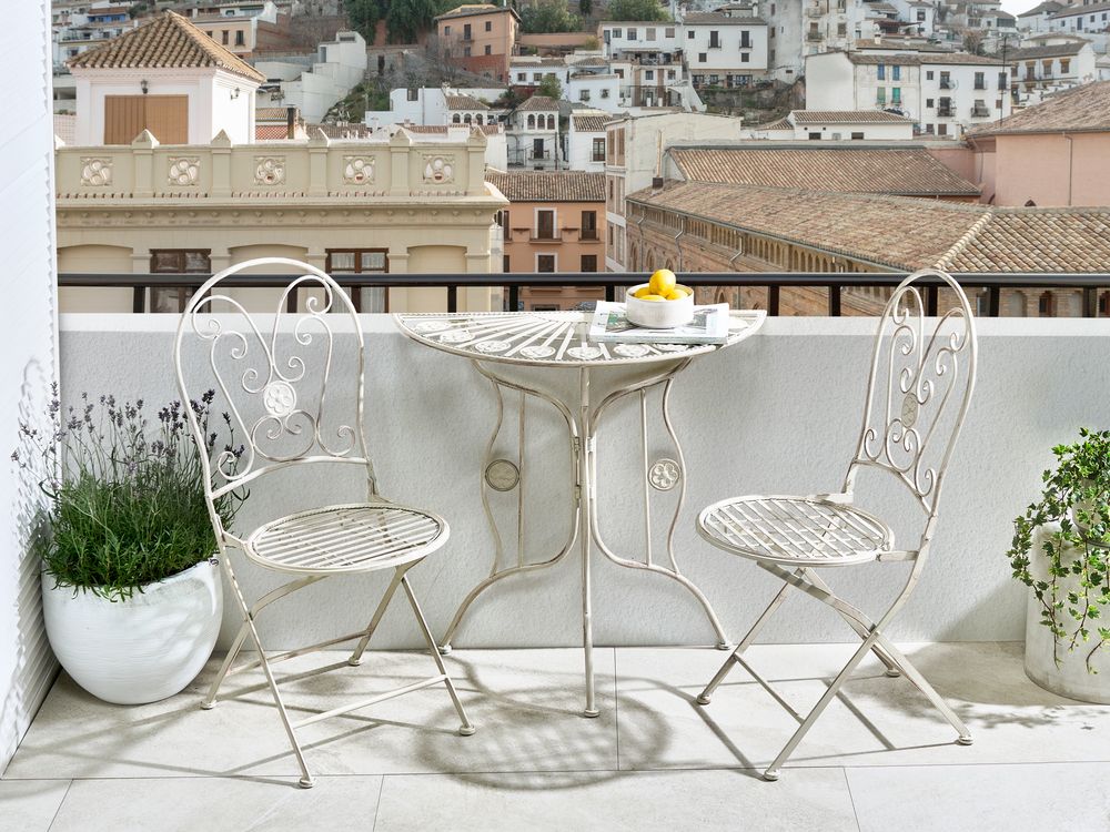 Tavolo da bistrot per esterni in metallo beige chiaro stile vintage