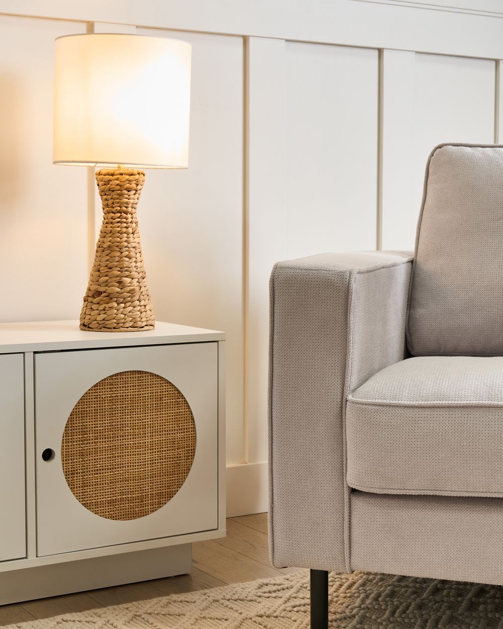 Lampada da tavolo Base in giacinto d'acqua naturale Tessuto con paralume bianco Stile costiero Boho Japandi