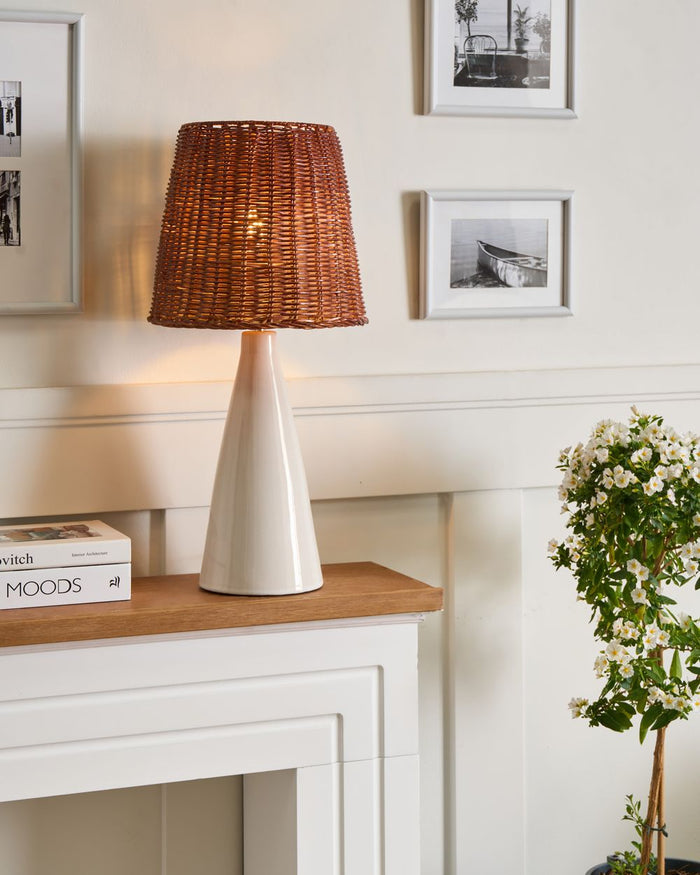 Lampada da tavolo con base in ceramica bianca e paralume in rattan Lampada da comodino per il salotto del corridoio