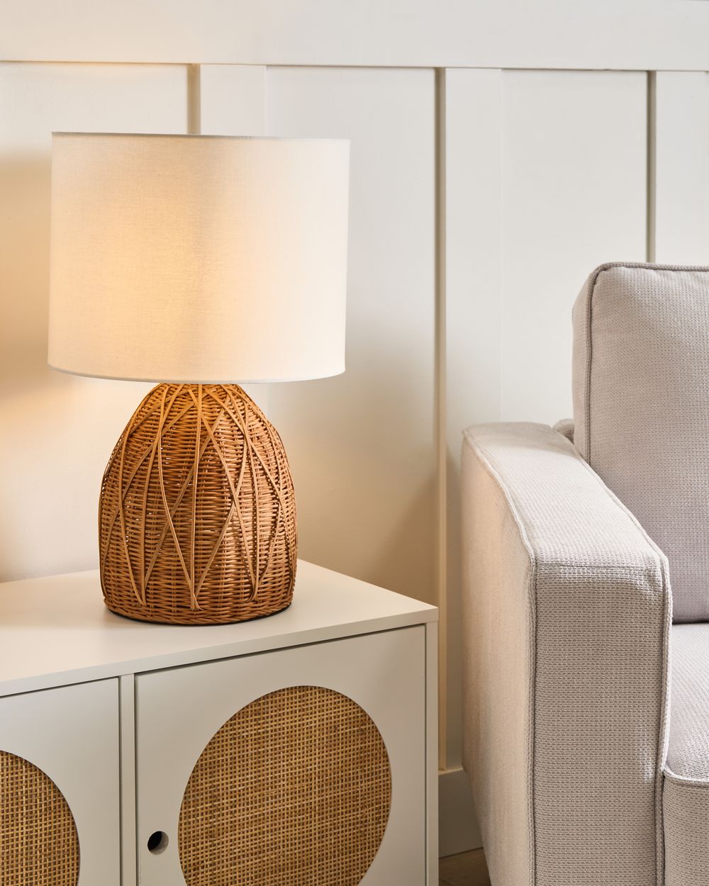 Lampada da tavolo con base in rattan naturale e paralume bianco in stile Boho Japandi