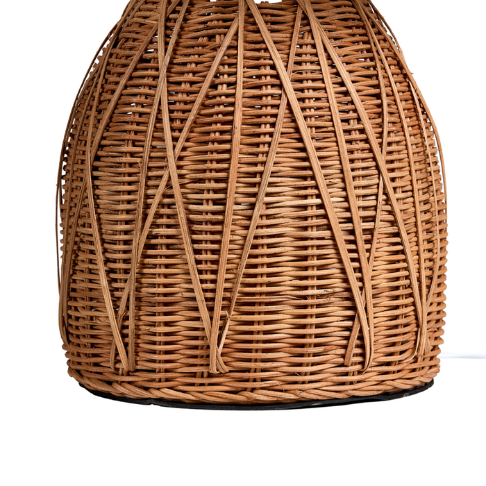Lampada da tavolo con base in rattan naturale e paralume bianco in stile Boho Japandi