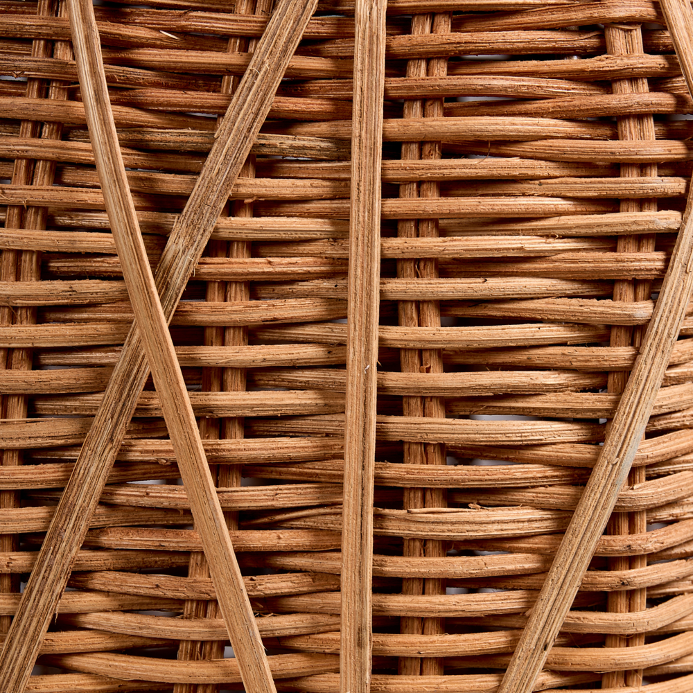 Lampada da tavolo con base in rattan naturale e paralume bianco in stile Boho Japandi