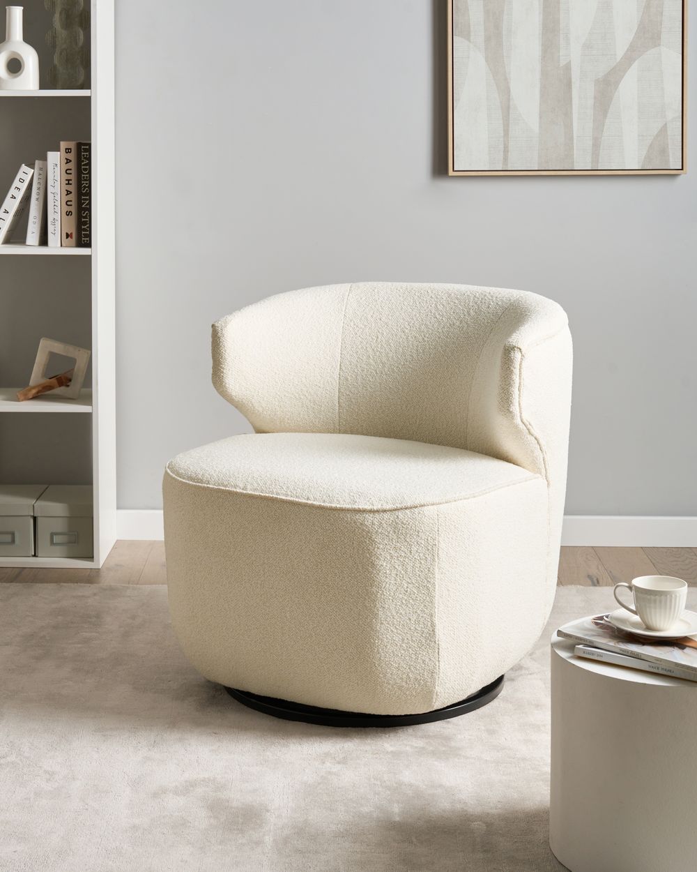 Poltrona Curva Industriale in Bouclé con Base Nera Girevole a 360° Bianco sporco