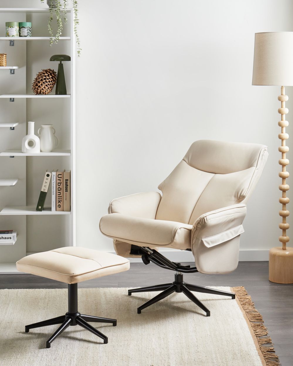 Poltrona reclinabile beige chiaro con poggiapiedi in ecopelle vegana, girevole e imbottita, con struttura in metallo dal design retrò.