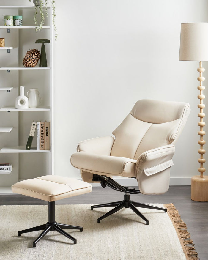 Poltrona reclinabile beige chiaro con poggiapiedi in ecopelle vegana, girevole e imbottita, con struttura in metallo dal design retrò.