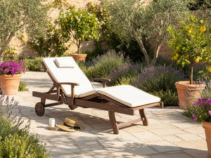 Lettino prendisole da esterno in legno di acacia scuro con cuscino beige chiaro stile rustico giardino terrazzo