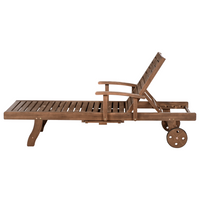 Lettino prendisole da esterno in legno di acacia scuro con cuscino beige chiaro stile rustico giardino terrazzo