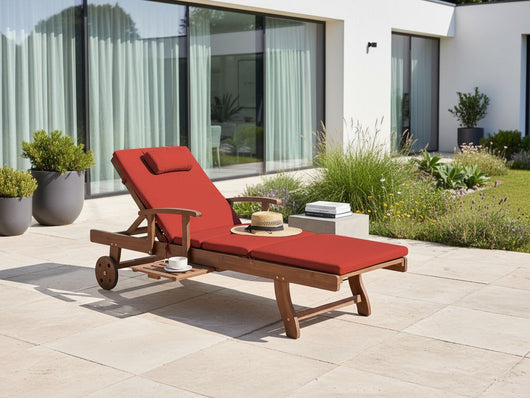 Lettino prendisole da esterno in legno di acacia scuro con cuscino rosso stile rustico giardino terrazzo