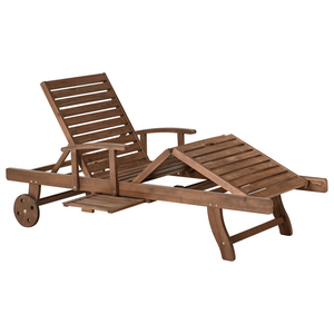 Lettino prendisole da esterno in legno di acacia scuro con cuscino grigio chiaro stile rustico giardino terrazzo