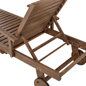 Lettino prendisole da esterno classico con doghe in legno di acacia scuro schienale regolabile ruote integrate stile rustico