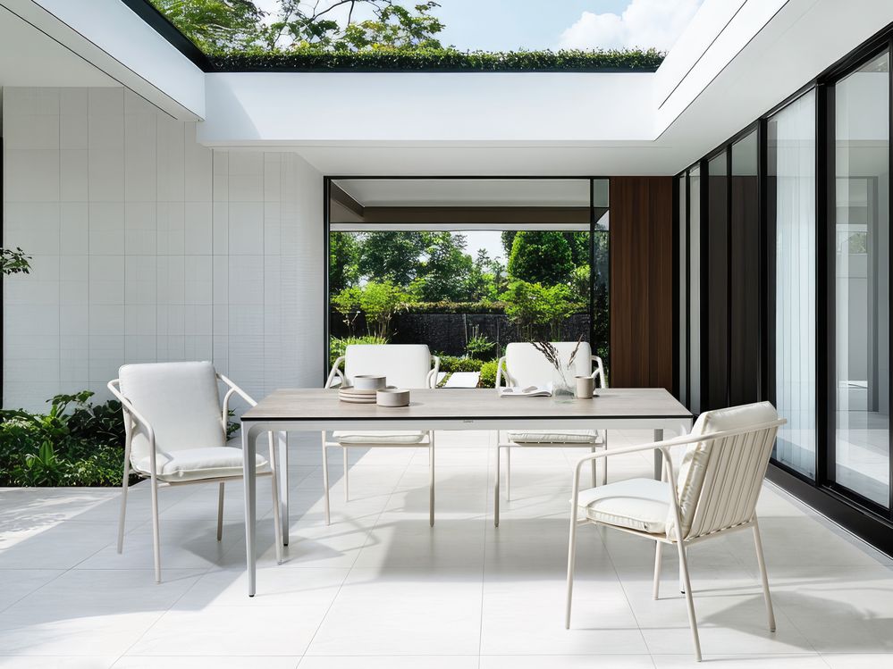 Tavolo da pranzo da giardino Piano in HPL grigio chiaro Telaio in alluminio bianco Resistente ai raggi UV all'acqua e alla ruggine Stile moderno del patio esterno