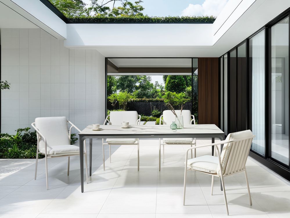 Tavolo da pranzo da giardino Piano in HPL marmo bianco Telaio in alluminio grigio scuro Resistente ai raggi UV all'acqua e alla ruggine Stile moderno del patio esterno