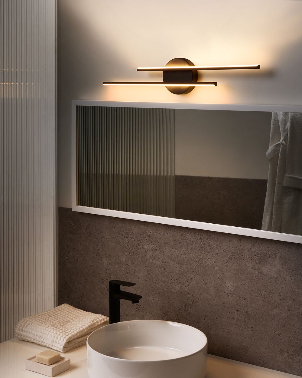 Lampada a LED per specchio/immagine Metallo nero Luce LED acrilica Lampada per specchio da bagno Design moderno e minimalista