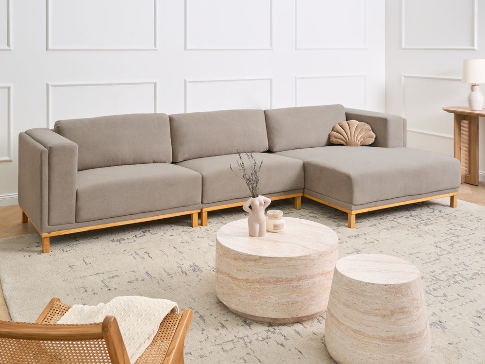 Divano angolare in tessuto a 5 posti con braccioli e gambe in legno tortora in stile moderno