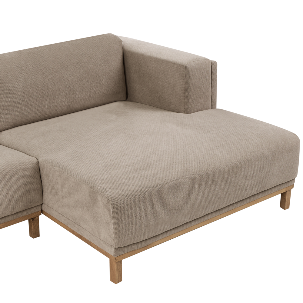 Divano angolare in tessuto a 5 posti con braccioli e gambe in legno tortora in stile moderno