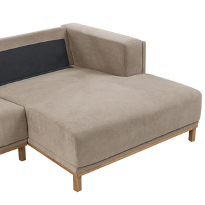 Divano angolare in tessuto a 5 posti con braccioli e gambe in legno tortora in stile moderno