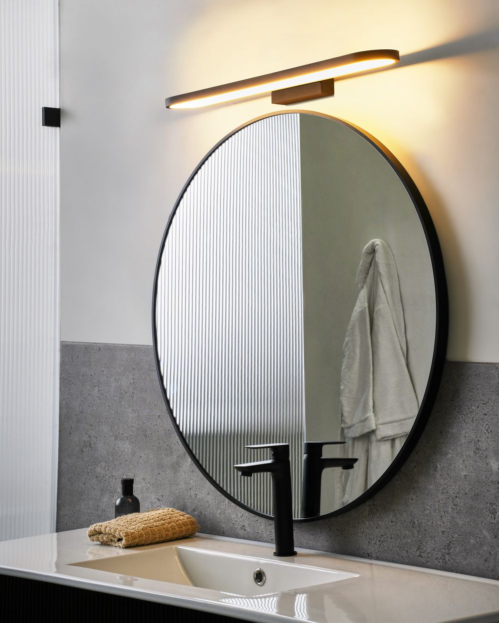 Lampada specchio con luce LED in metallo orizzontale nero stile moderno