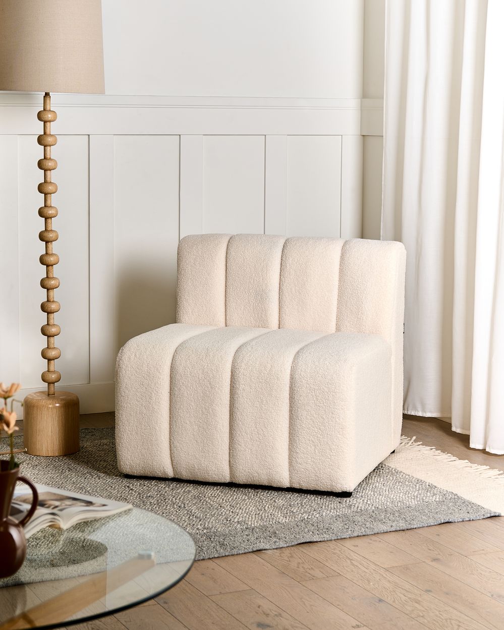 Poltrona imbottita accogliente con seduta spessa e morbida in bouclé beige chiaro stile moderno