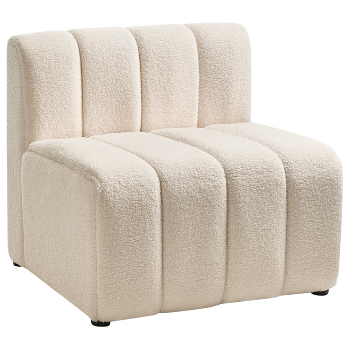 Poltrona imbottita accogliente con seduta spessa e morbida in bouclé beige chiaro stile moderno