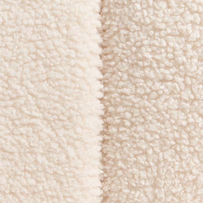 Poltrona imbottita accogliente con seduta spessa e morbida in bouclé beige chiaro stile moderno