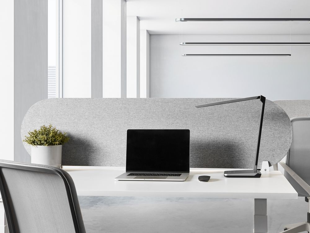 Pannello divisorio grigio chiaro in tessuto PET Board 160 x 40 cm Schermo acustico Morsetti di montaggio modulari Casa Ufficio