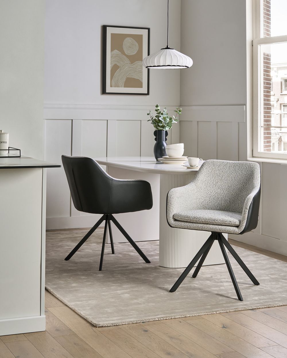 Set di 2 sedie in poliestere bianco e nero con gambe in metallo per la sala da pranzo