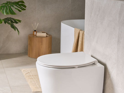 Sedile del wc Duroplast bianco 45 x 38 cm Distanza tra i fori 16 cm Chiusura morbida a sgancio rapido Stile moderno per il bagno