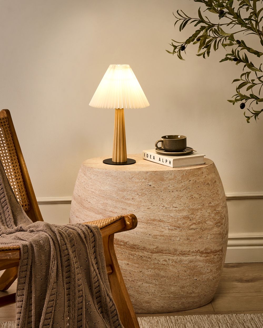 Lampada da tavolo industriale con paralume in tessuto e base in legno di gomma bianco naturale Aligide