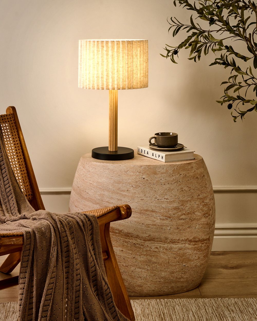 Lampada da tavolo con paralume in tessuto e in legno di gomma naturale Beige chiaro