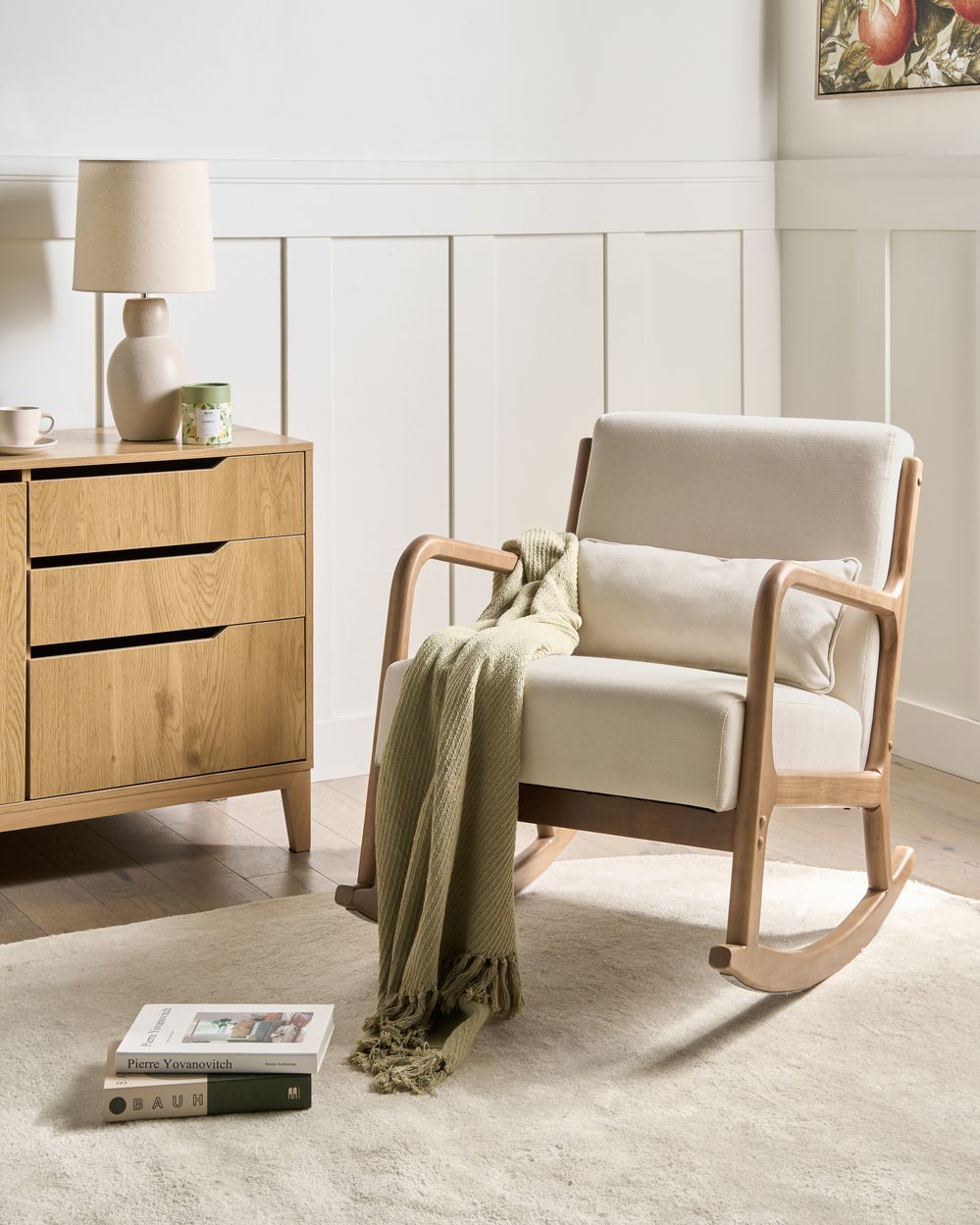 Sedia a dondolo Beige Chiaro Tessuto Gambe in legno con braccioli e cuscino Soggiorno classico tradizionale