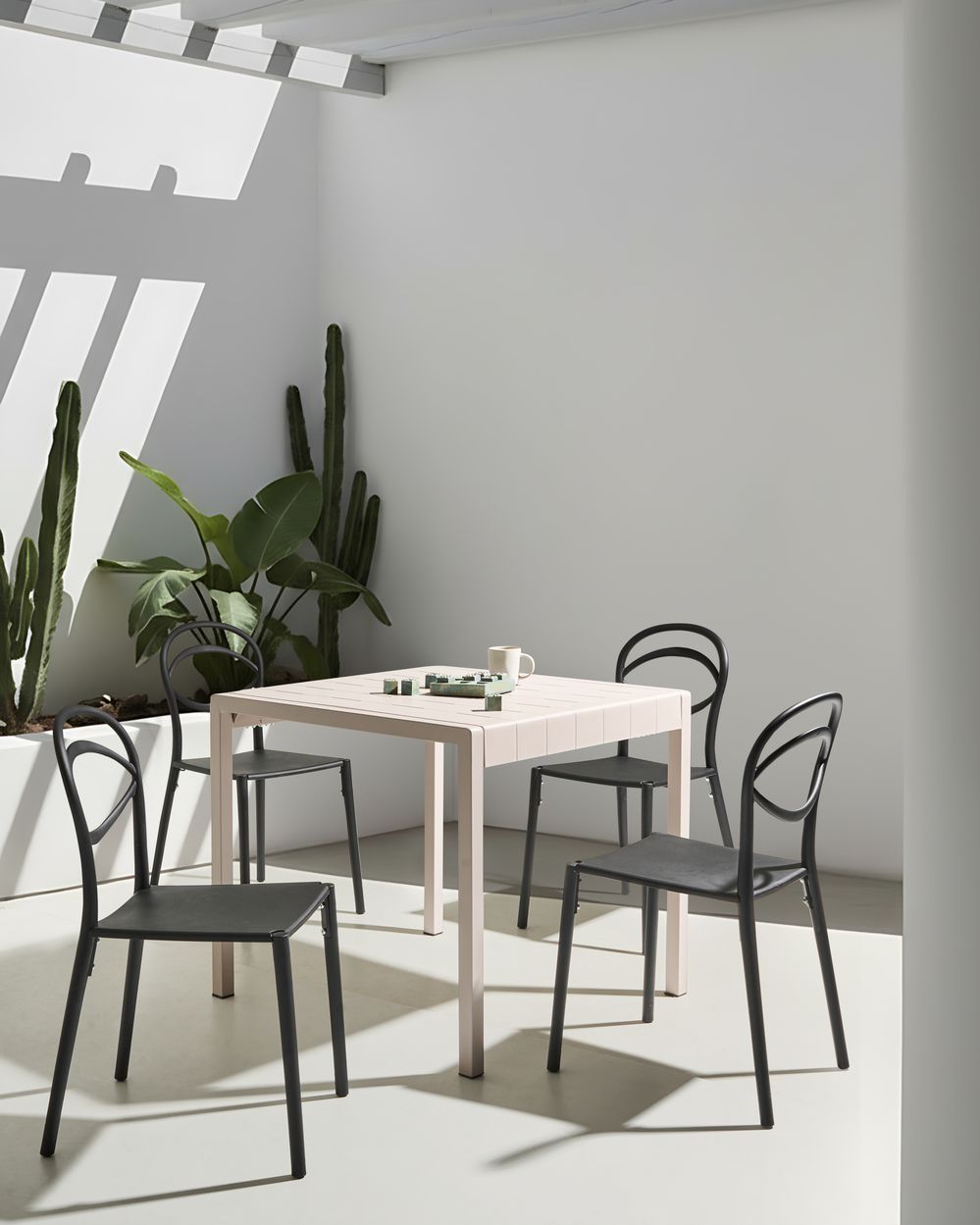 Set di 4 sedie da giardino leggere e resistenti alle intemperie colore nero stile moderno