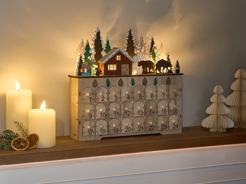 Decorazione natalizia in legno marrone chiaro illuminata con luci LED Calendario dell'Avvento a batteria Scenario natalizio