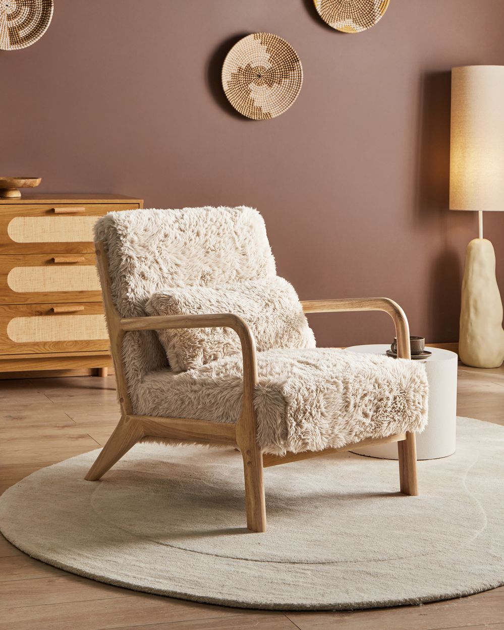 Poltrona in tessuto beige Gambe in legno con braccioli e cuscino Soggiorno classico tradizionale